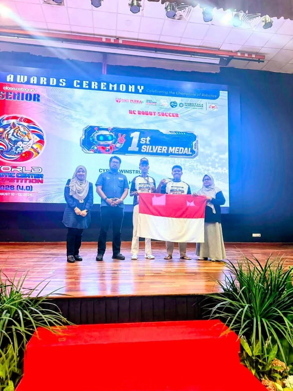 Dua Siswa MAN 2 Tanah Datar Sabet Silver Medal Robot Soccer pada WRCC 4.0 Malaysia