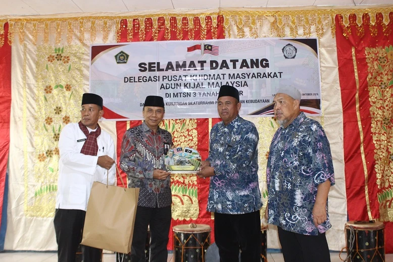 Jejak Pemikiran Buya Hamka Rajut Silaturahmi Serumpun: Pejabat DUN Kijal Malaysia Kunjungi MTsN 3 Tanah Datar
