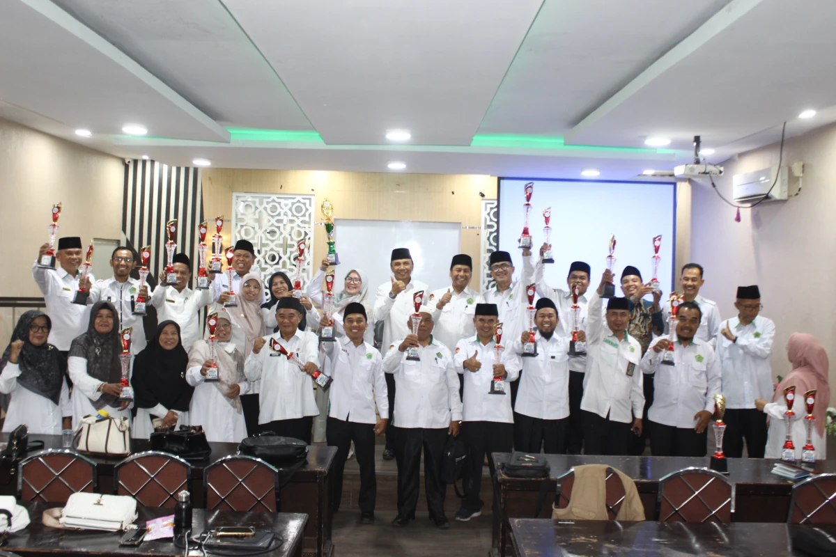 Kemenag Tanah Datar Serahkan Trofi Juara OMI 2026 dan Matangkan Persiapan Tingkat Provinsi
