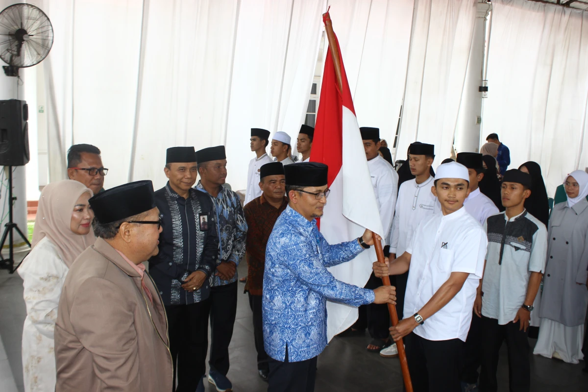 Tanah Datar Lepas 51 Santri Terbaik Lanjutkan Studi ke Timur Tengah